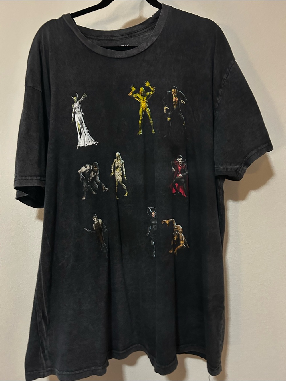 Universal MonsterBlack Graphic Short-Sleeve Men’s Shirt - Horror Character Print